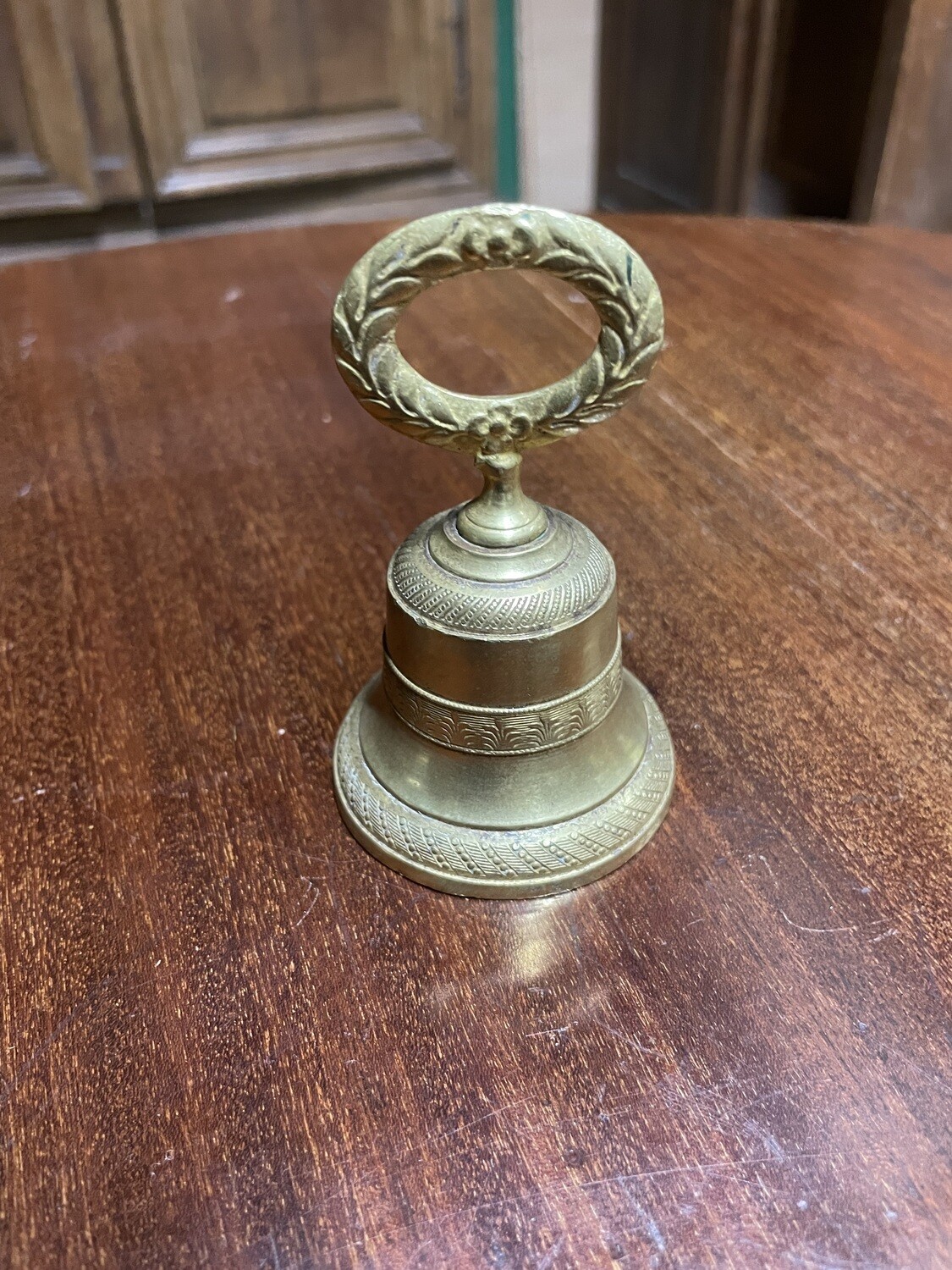 Sonnette de table avec une prise arrondie H 8,5 cm