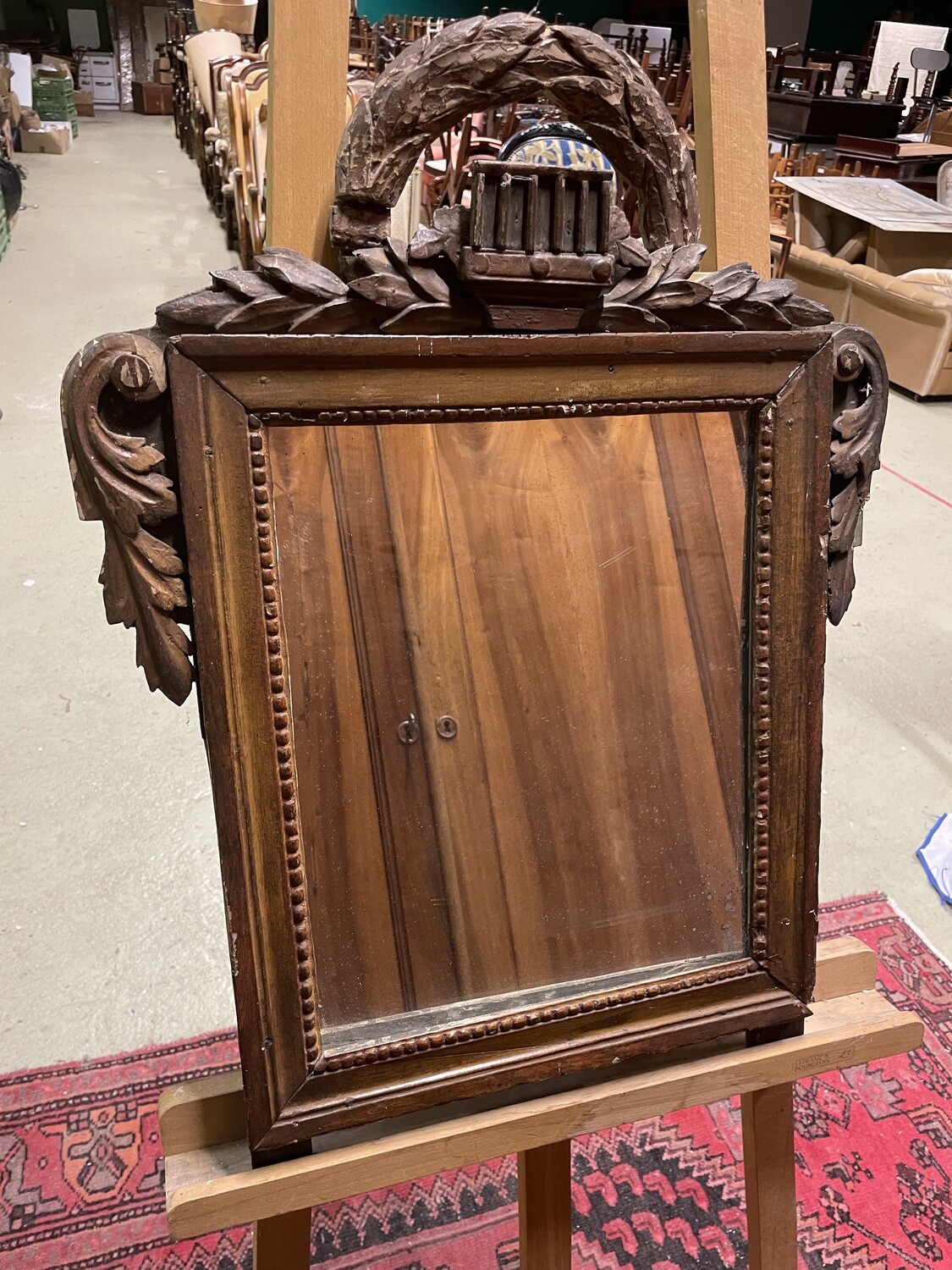 Miroir à rang de perle et fronton couronne avec chute de feuillage (manque), époque Louis XVI - 67 x 42 cm