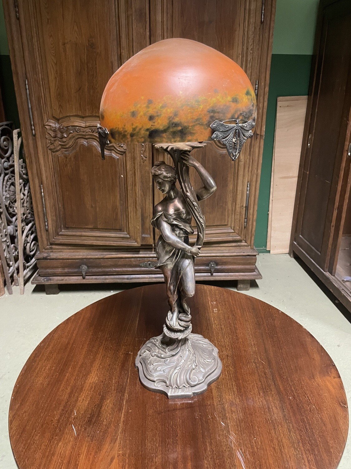 ART NOUVEAU : Pied de lampe en bronze argenté figurant une muse à la corne  d'abondance, décor de volutes feuillagées, et libellules coiffées d'un dome  en pâte de verre, h : 52,5