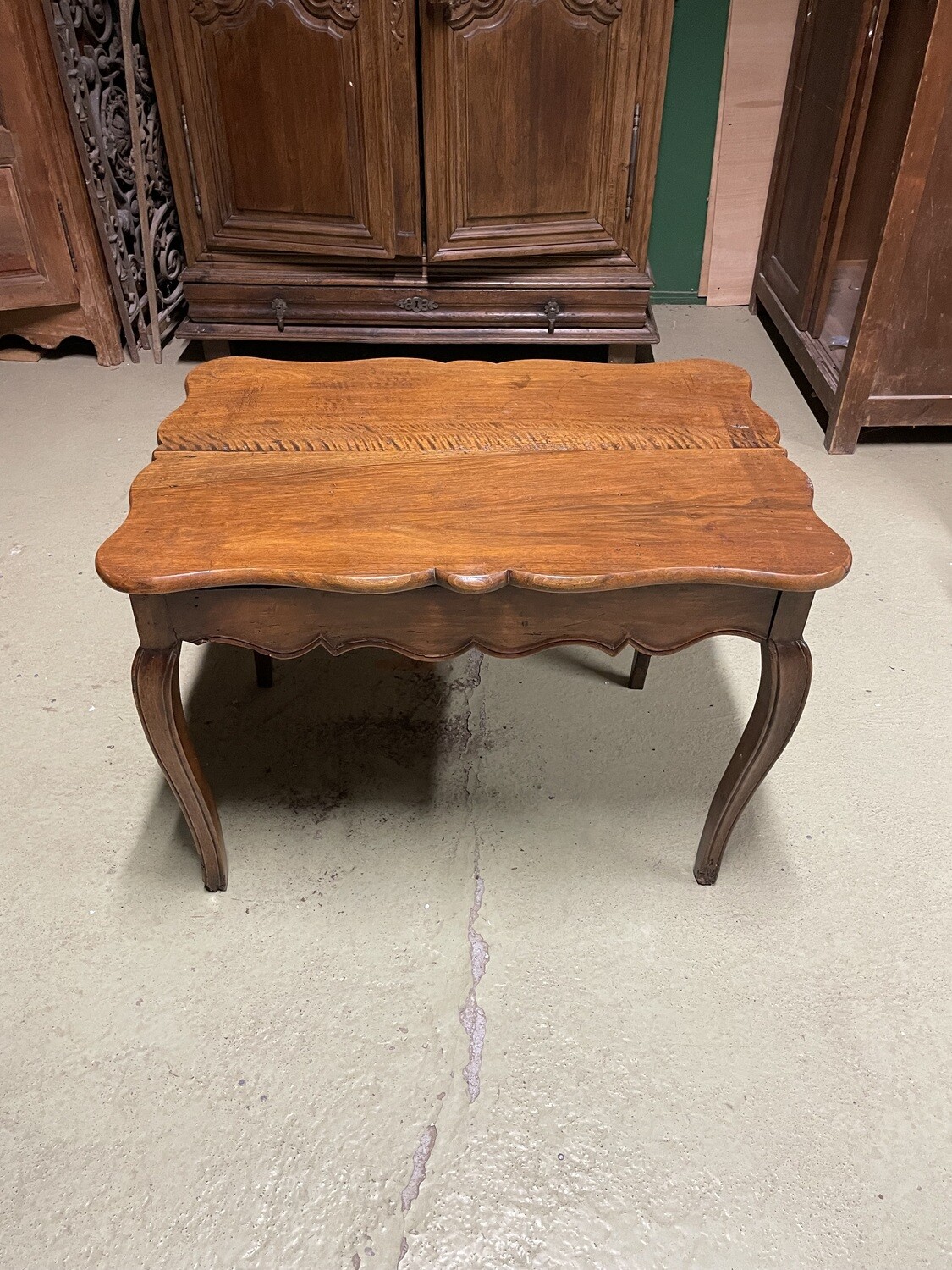 Petite table à écrire en noyer mouluré rustique ouvrant par 1 tiroir. 68 x 92 x 64 cm.