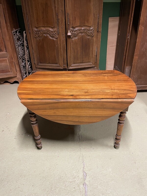 Table en bois sur roulettes  - H 73 cm D 128 cm