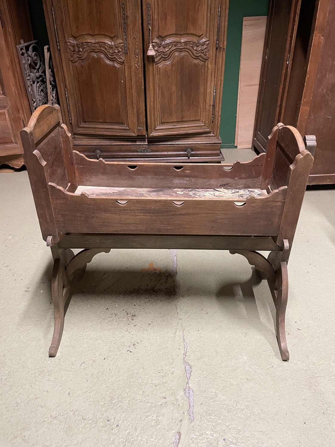Berceau en bois foncé ancien - H 103 cm L 36 cm l 110 cm