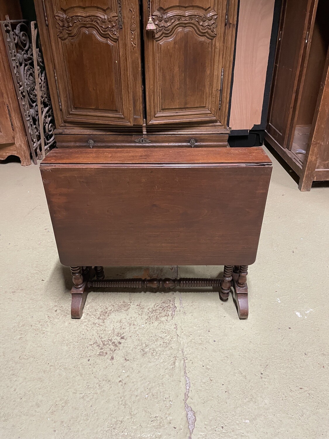 Table à volets à piètement cannelé, XIXème - H 69 cm 102 cm x 85 cm