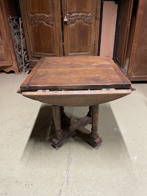 Table de vendanges, ancienne à abattants en chêne mouluré et sculpté, piètement à colonnes entretoisées - H 77 cm D 104 cm
