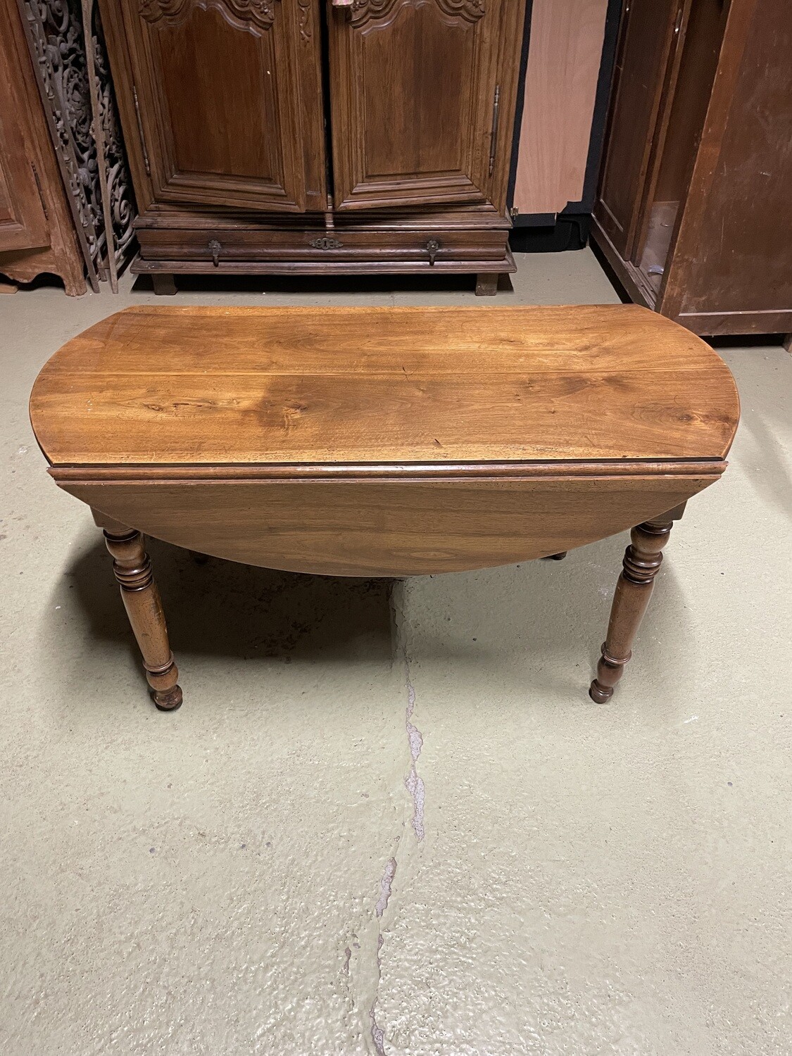 Table à abattants en noyer, quatre pieds en bois tourné. - Hauteur 69 cm L 120 cm l 109 cm