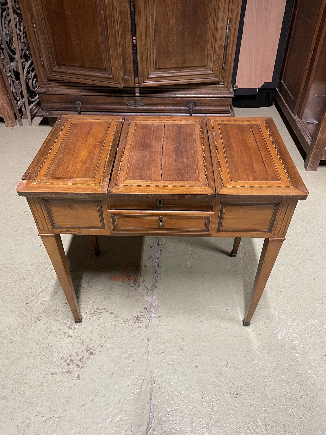 Coiffeuse à trois volets à filets marquetés, un tiroir en ceinture et glace intérieur, pieds gaines à sabots de cuivre, Époque Louis XVI - 74 x 77.5 x 46 cm