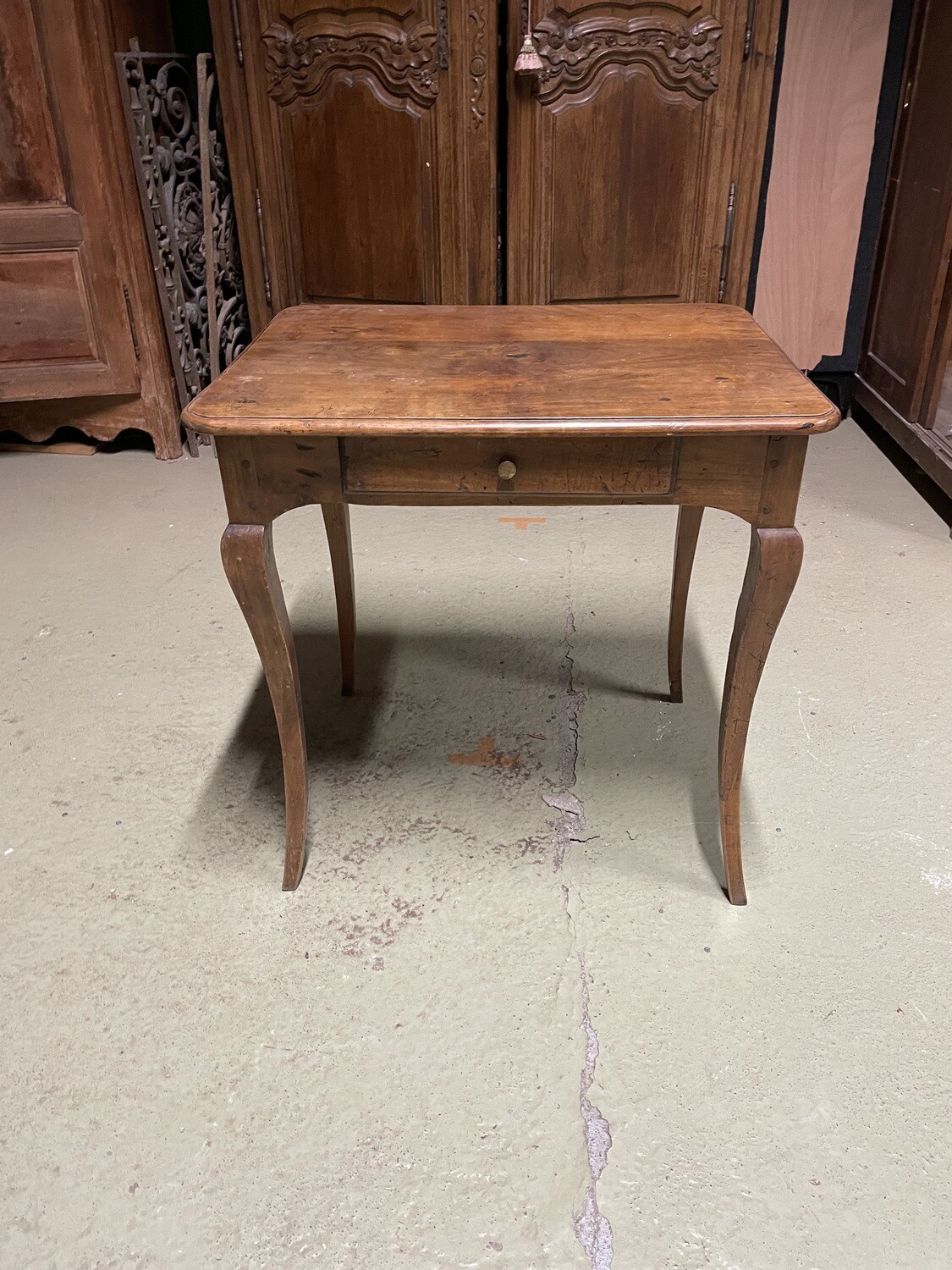 Table à écrire en noyer, ouvrant à un tiroir, pieds galbés. Style Louis XV, XVIIIème siècle. H 73 cm L 73 cm P 59,5 cm