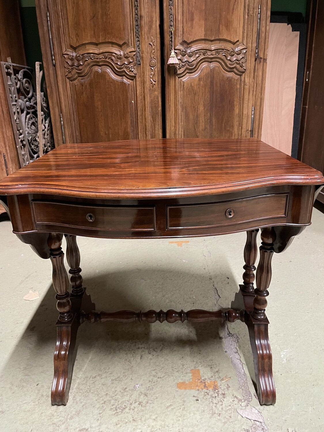 Petite console en acajou à deux abattants, deux tiroirs en ceinture, pieds jumelés à entretoise, Époque Louis Philippe - 71 x 73 x 67 cm