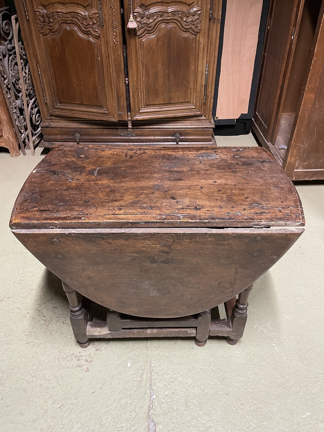 Table gate-legs en chêne mouluré et sculpté, le piètement à colonnes entretoisées XVIIIème siècle - H 76 cm L 145 cm P 101 cm