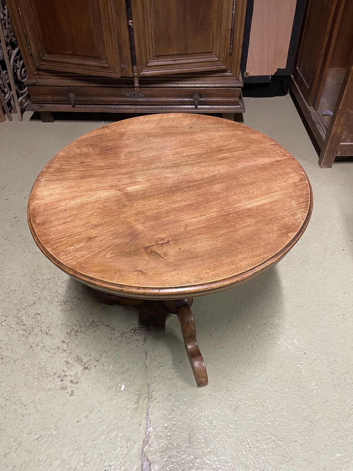 Guéridon circulaire en bois mouluré et sculpté reposant sur 3 pieds. H : 70 cm. Diam. : 78 cm.