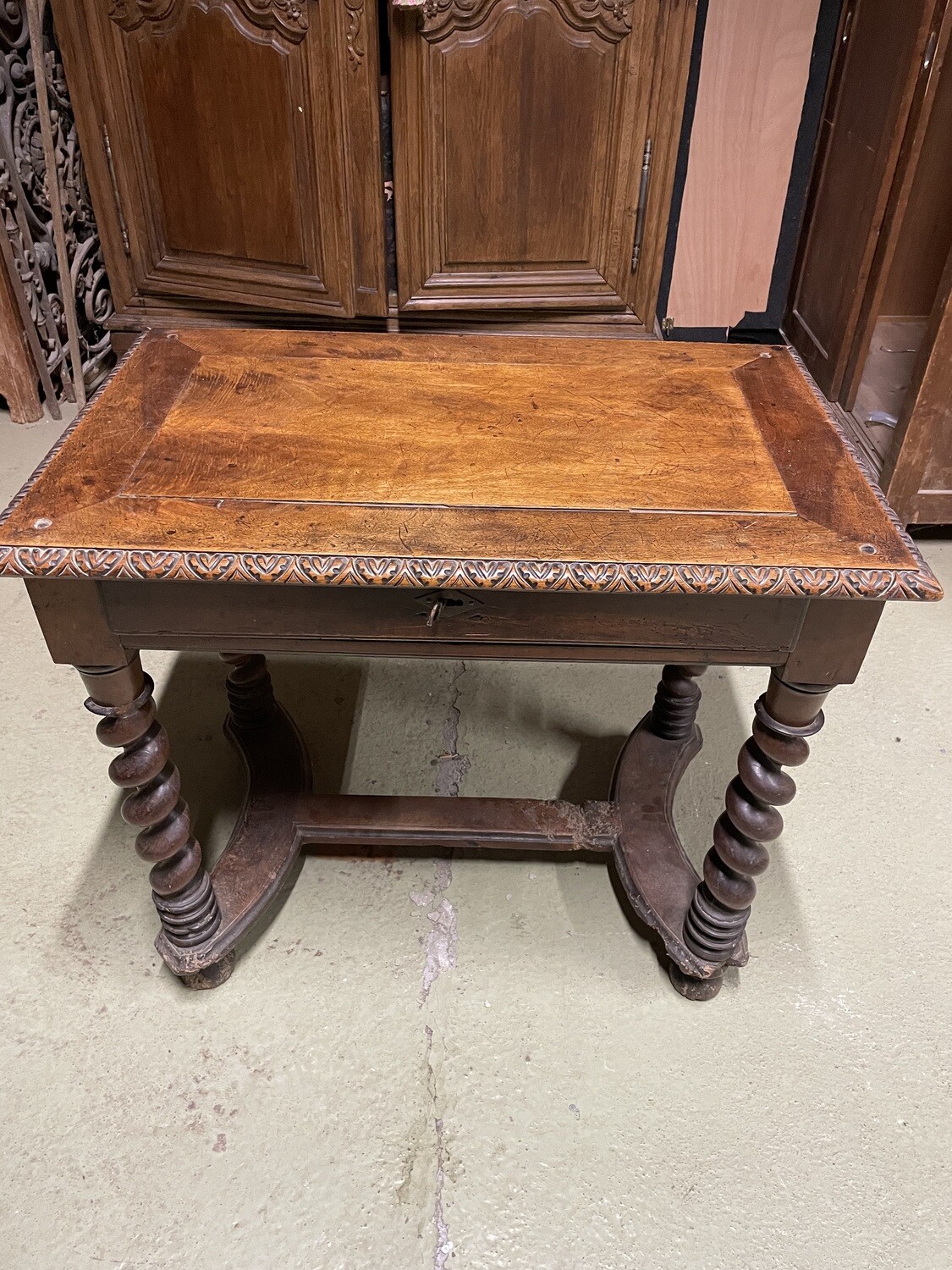 Table ouvrant à un tiroir en ceinture, les montants en colonnes torses entretoisées XVIIème ou XVIIIème siècle - 77 cm x 88 cm x 56 cm