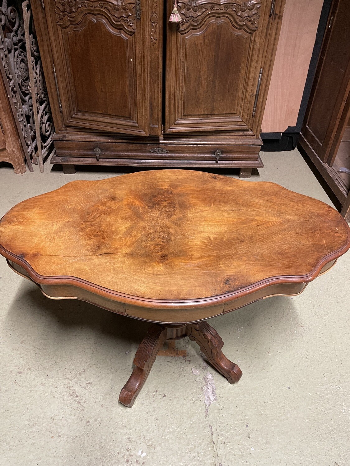 Guéridon à 4 pieds avec plateau ovale avec mouvement - L 114 cm l 67 cm H 69 cm