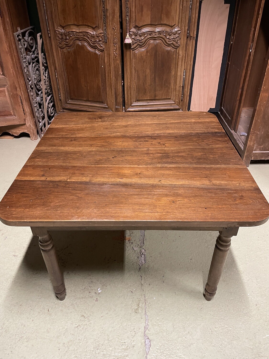 Table en bois carré idéale pour salon - H 73 cm x 110 cm x 110 cm