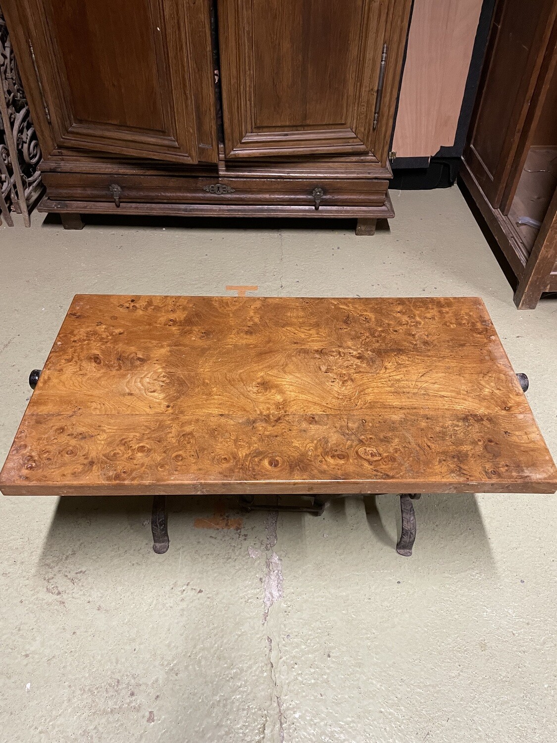 Belle table basse avec pieds en fonte noir