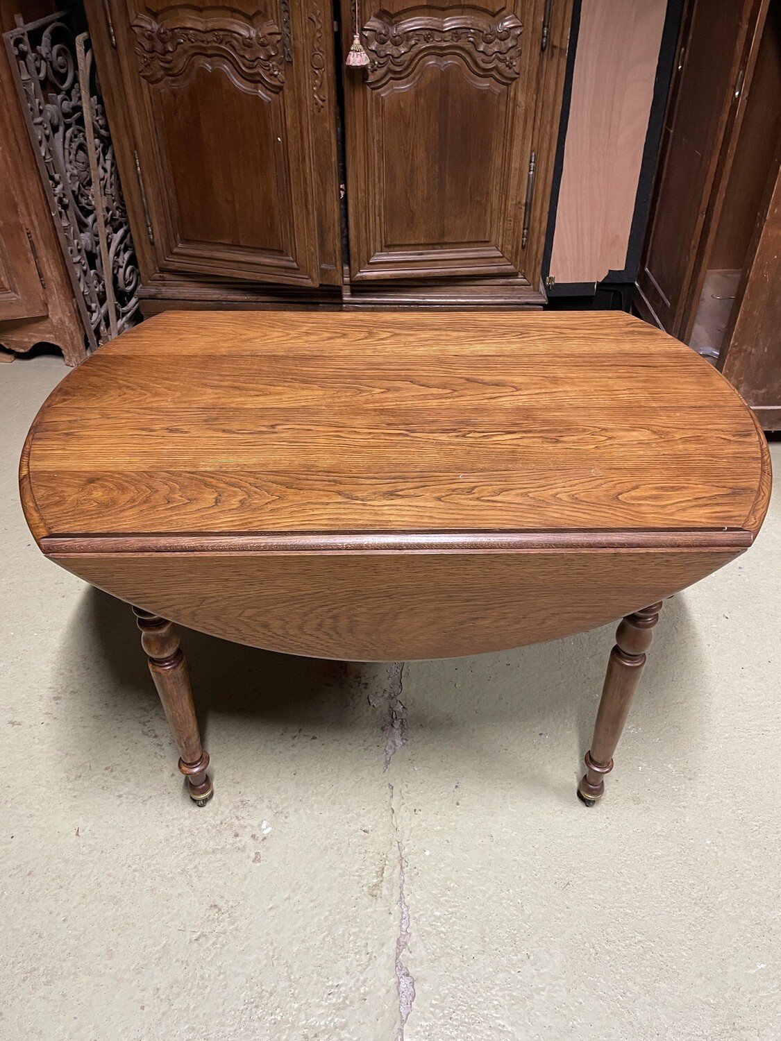 Table à abattants en chêne reposant sur quatre pieds tournés - 76 x 123 cm