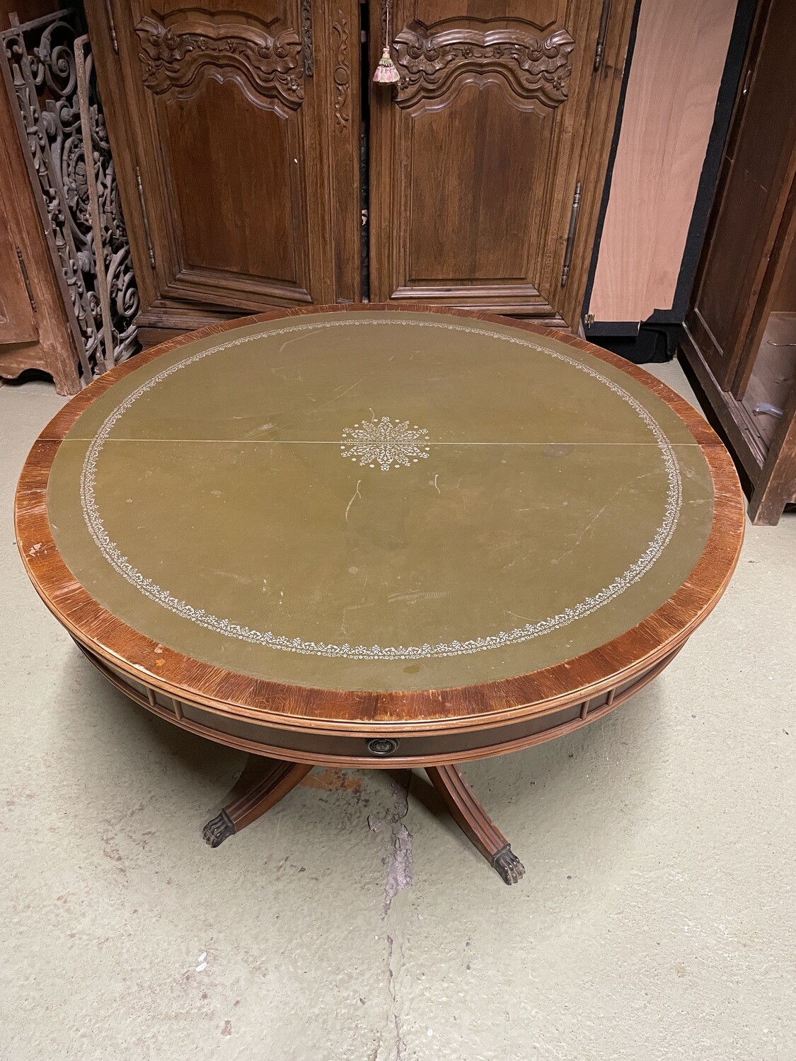 Très joli guéridon circulaire en bois avec plateau garni de cuir vert - D 110 H 75 cm