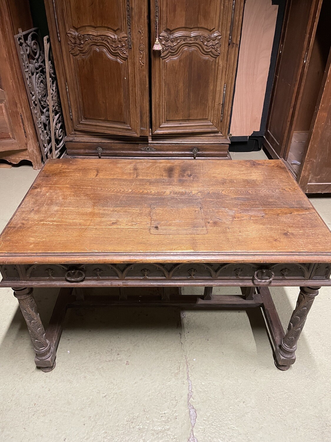 Bureau plat de forme rectangulaire en chêne ouvrant par un tiroir en ceinture. Décor 
toutes faces Néogothique - Époque XIXème - L 120 l 75 H 73
