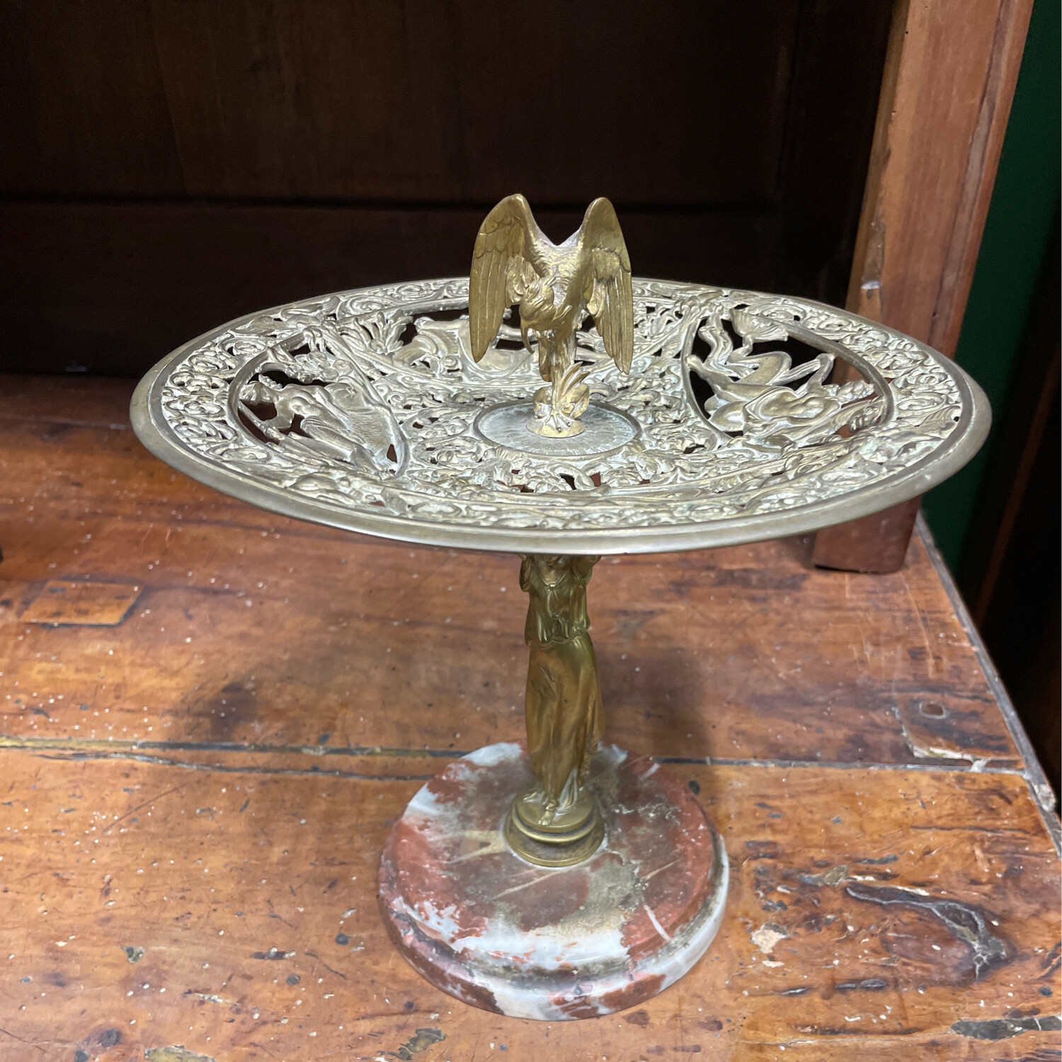 Coupe dans le goût de Barbedienne en bronze ajouré et socle marbre, décor à l'antique. Hauteur : 25 cm et diamètre 220 mm