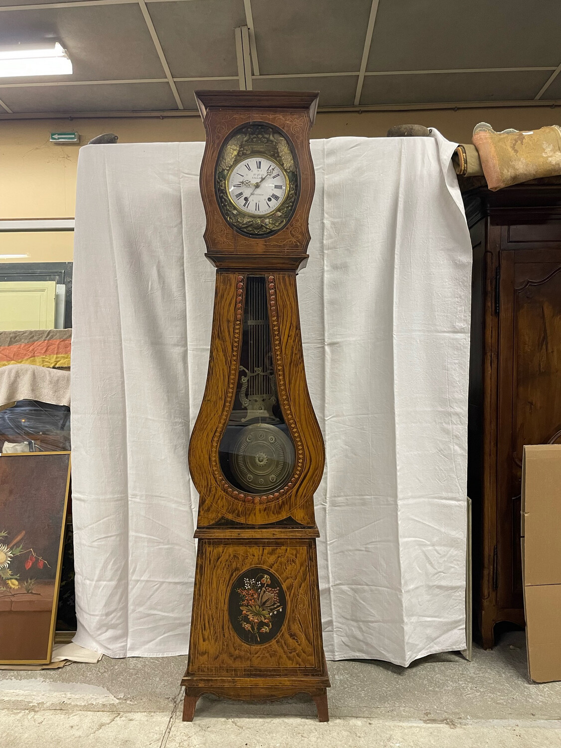 Horloge comtoise complète, caisse en sapin peint, balancier polychrome décor repoussé, mouvement à trois quantièmes, cadran émail blanc signé GALLARD à Bressuire - 230 cm