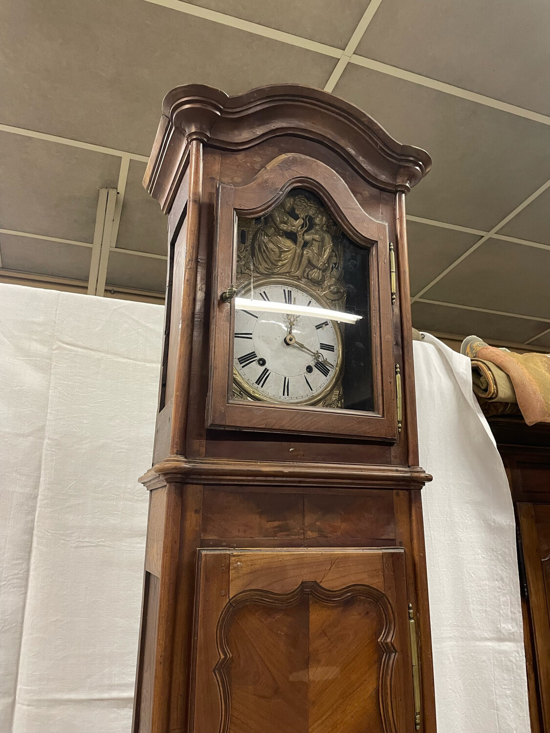 Horloge de parquet en noyer. XVIIIe siècle, le mouvement postérieur. H-242 L-48 P-29cm