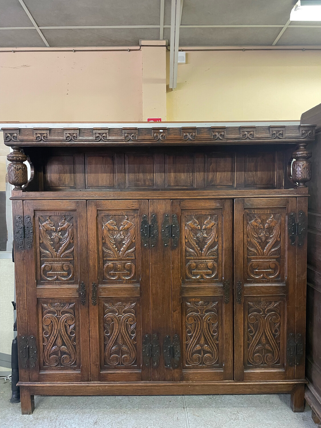 Buffet de style rustique néo renaissance en chêne naturel sculpté, décor de phénix et rinceaux. 189 x 202 x 44