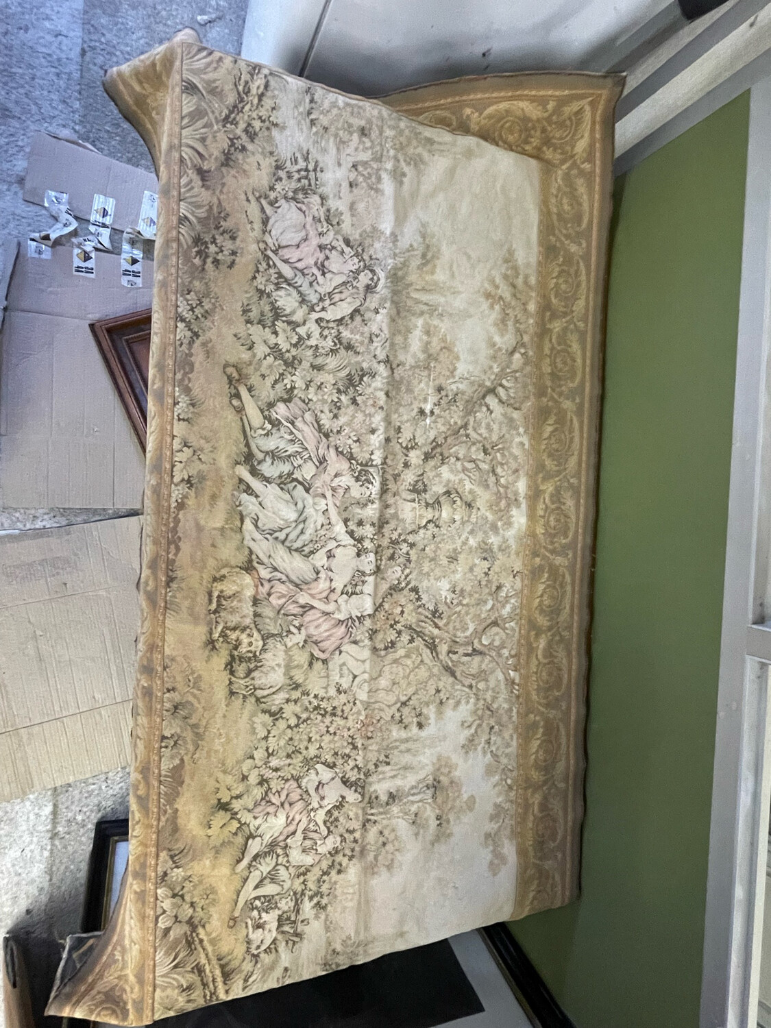 Jolie tapisserie à décor floral, avec des femmes et des animaux - 185 x 97 cm