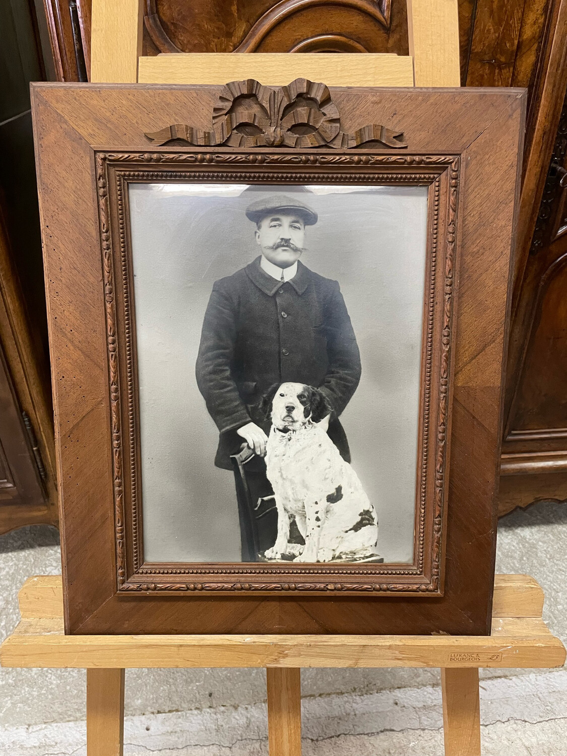 Grand cadre en bois Louis XVII - Très belle photo en noir et blanc d'un homme et un chien - 45 x 55 cm