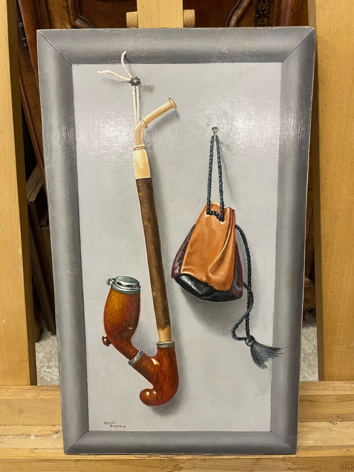 Atelier Henri PINON - Nature morte, la pipe bavaroise et escarcelle, huile/isorel, signé en bas à gauche - 40.5 x 24 cm