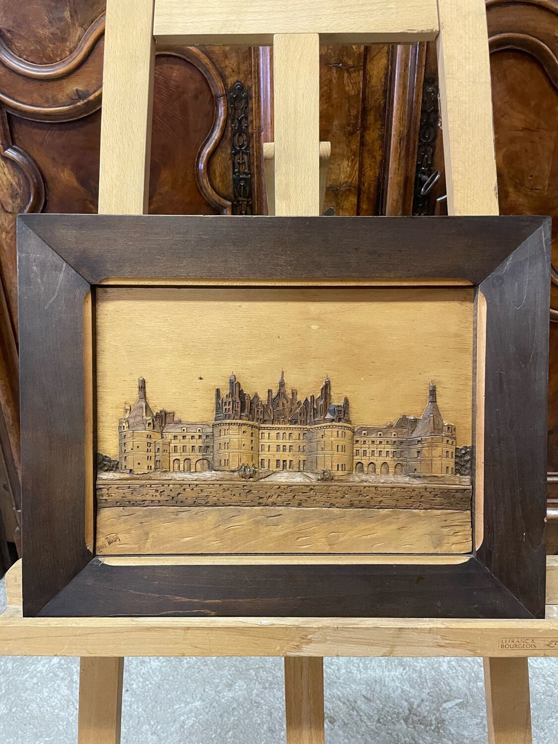 Louis THIAM (1914-1973). Château de Chambord. Panneau de bois sculpté en bas 
relief. Signé en bas à gauche. 25 x 35 cm.