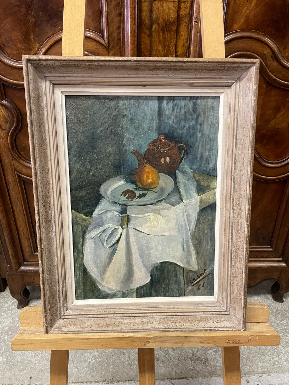 F.AUBERT 66 - Nature morte à la théière et fruit, huile/carton toilé, signé en bas à droite - 45.5 x 33 cm