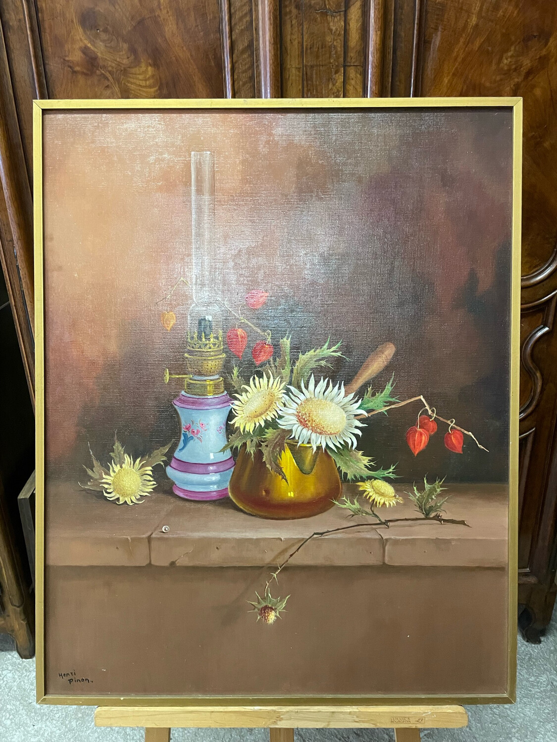 Atelier Henri PINON - Nature morte tournesol, cuivre et lampe à pétrole, Huile sur toile, signé en bas à gauche - 91 x 72 cm
