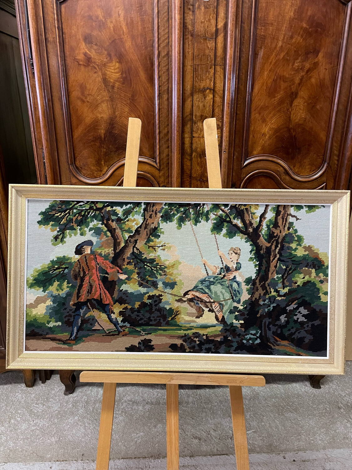 Tapisserie encadrée représentant un homme tirant une femme sur une balançoire - 106,5 x 58 cm