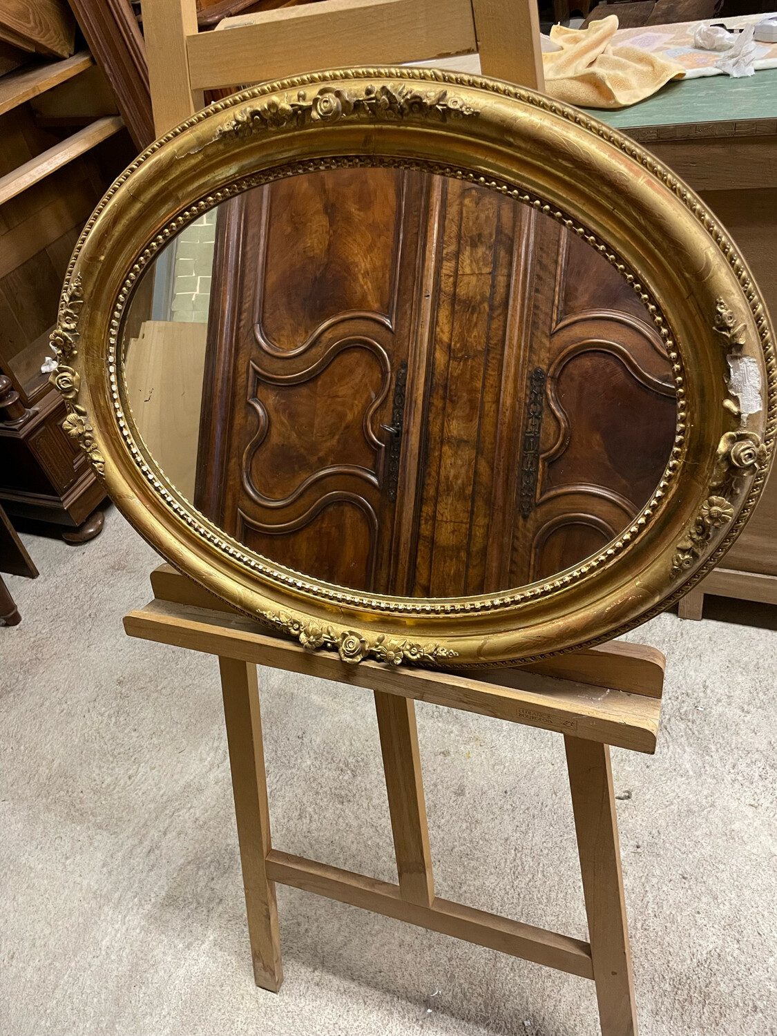 Miroir ovale avec structure doré avec des fleurs sur les cotés 69x55cm