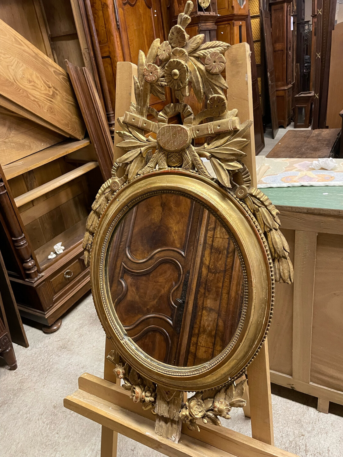 Baromètre en bois doré XVIII°, modèle à fronton et chûtes. Le tout transformé en miroir -