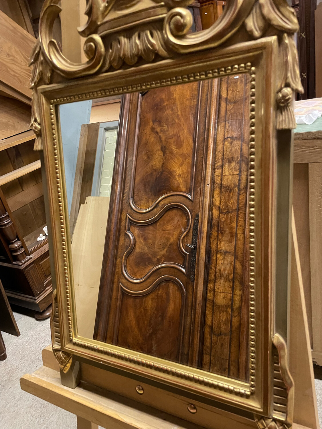 Miroir à fronton style Louis XVI en bois doré aux attributs de la Musique - 78 x 41 cm