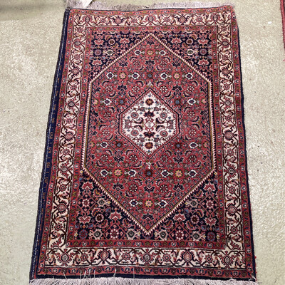 Joli tapis laine à décor de losanges centraux - 130 x 85 cm