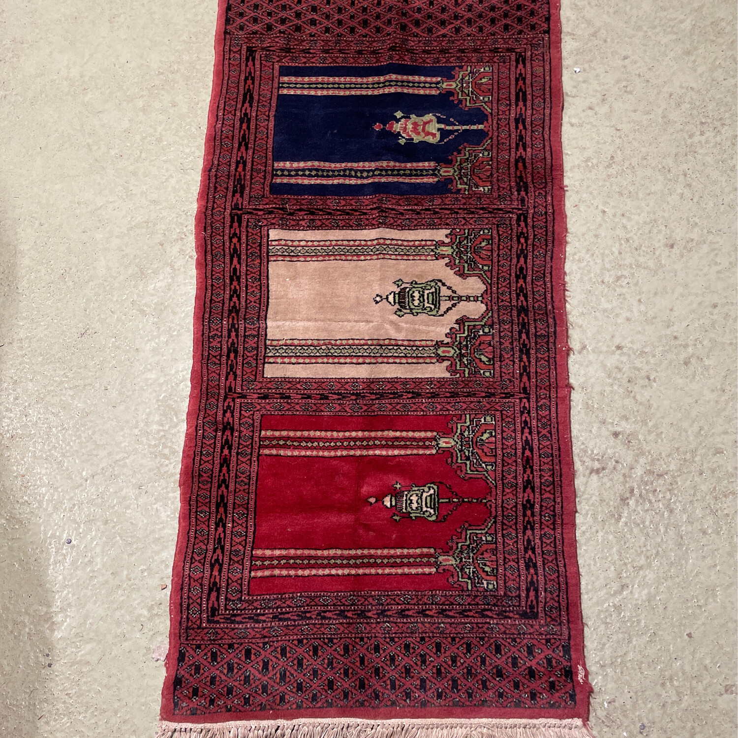 Petit tapis d'Orient en laine à prise de trois mihrabs et lustres sacrés - 62 x
130 cm