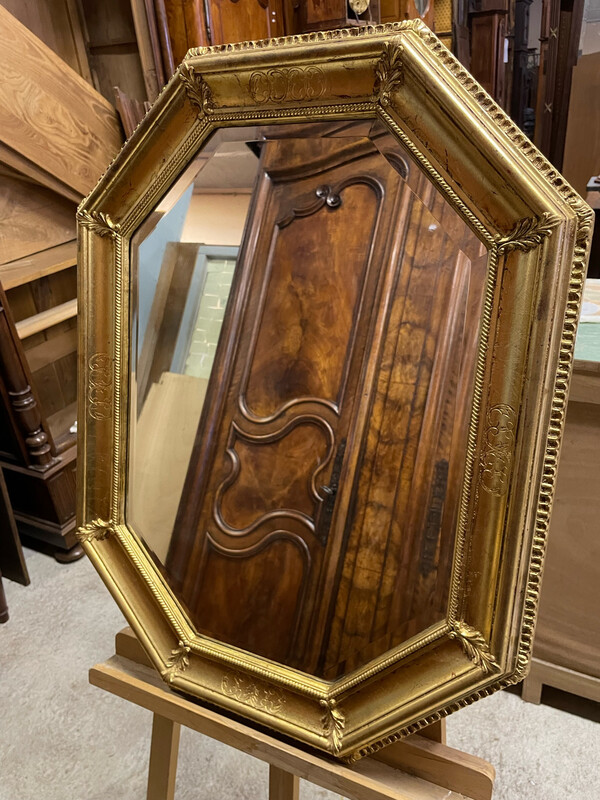 Miroir à cadre doré en composition. H 80 cm