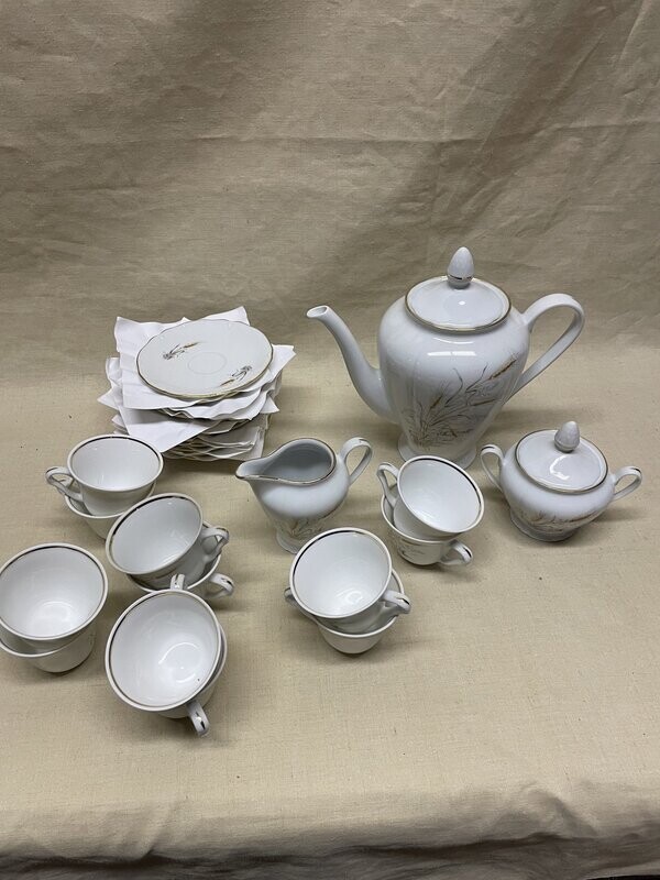 Magnifique service en porcelaine blanc avec un décor épis de blé - 10  tasses, et leur soucoupe , 1 pot à lait, 1 verseuse et 1 sucrier