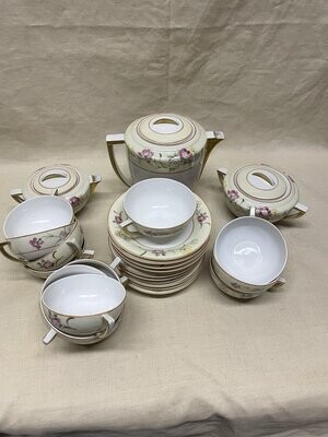 Service à thé en porcelaine avec décor floral - 6 tasses et leur soucoupe, 1 pot à lait, 1 verseuse et 1 sucrier