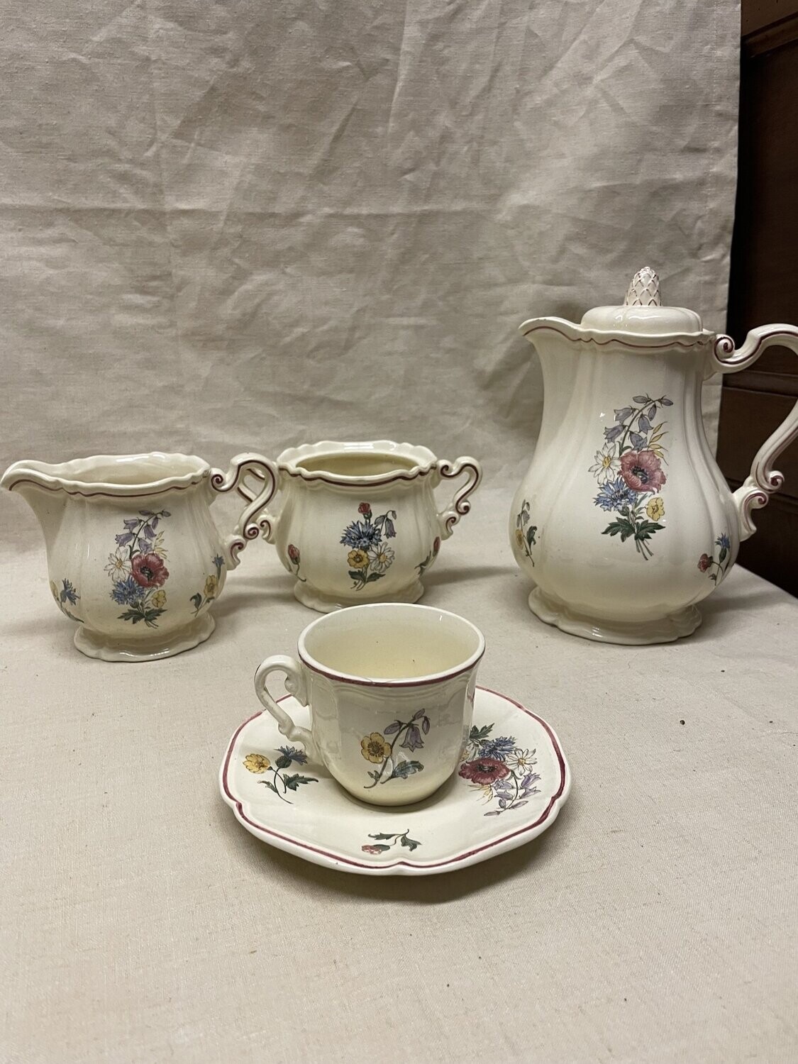Service à café en porcelaine jaune - 6 tasses et leur soucoupe, 1 pot à lait, 1 verseuse et 1 sucrier