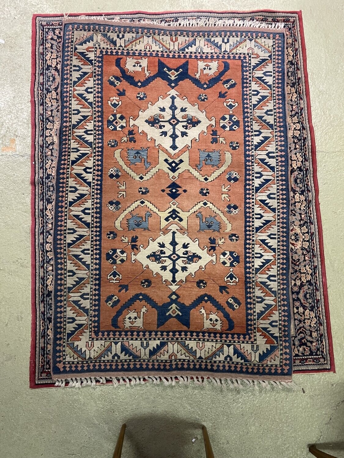 Tapis laine à décor géométrique et fond bleu et rouge - 210 x 150