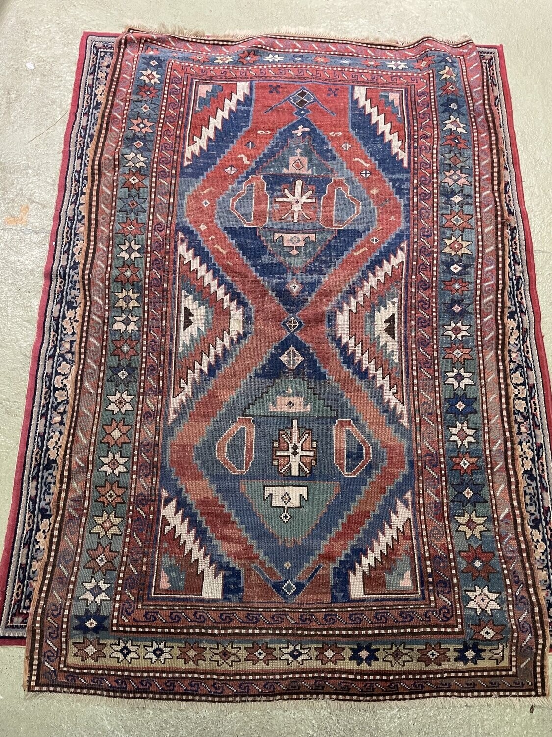 Tapis laine à décor géométrique et fond bleu et rouge - 145 x 230