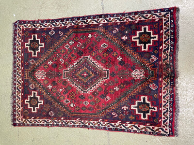 Tapis en laine rouge avec un losange central - 100 x 148 cm