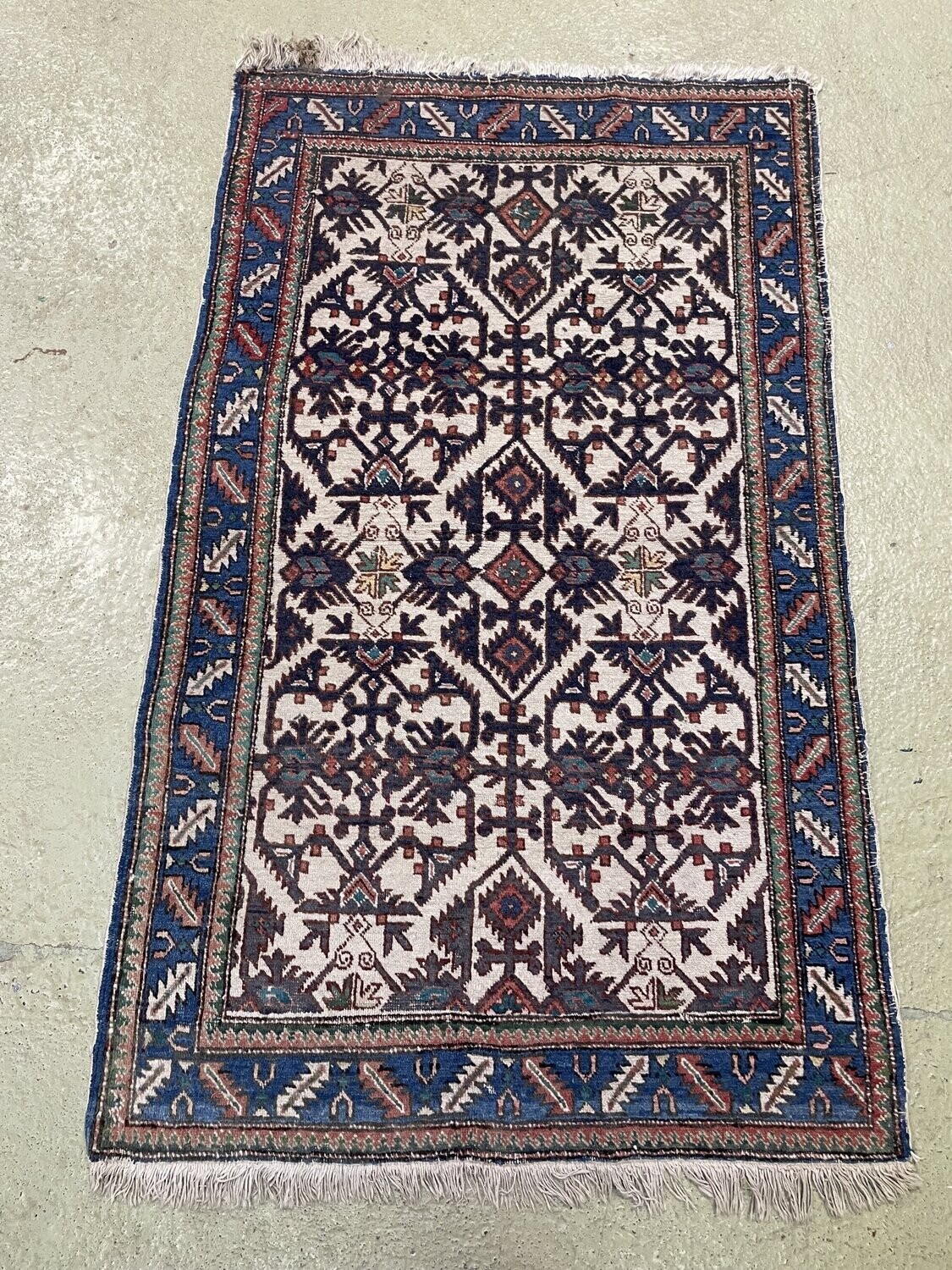 CAUCASE. Tapis en laine noué main, à fond beige.
L_163 cm l_95 cm