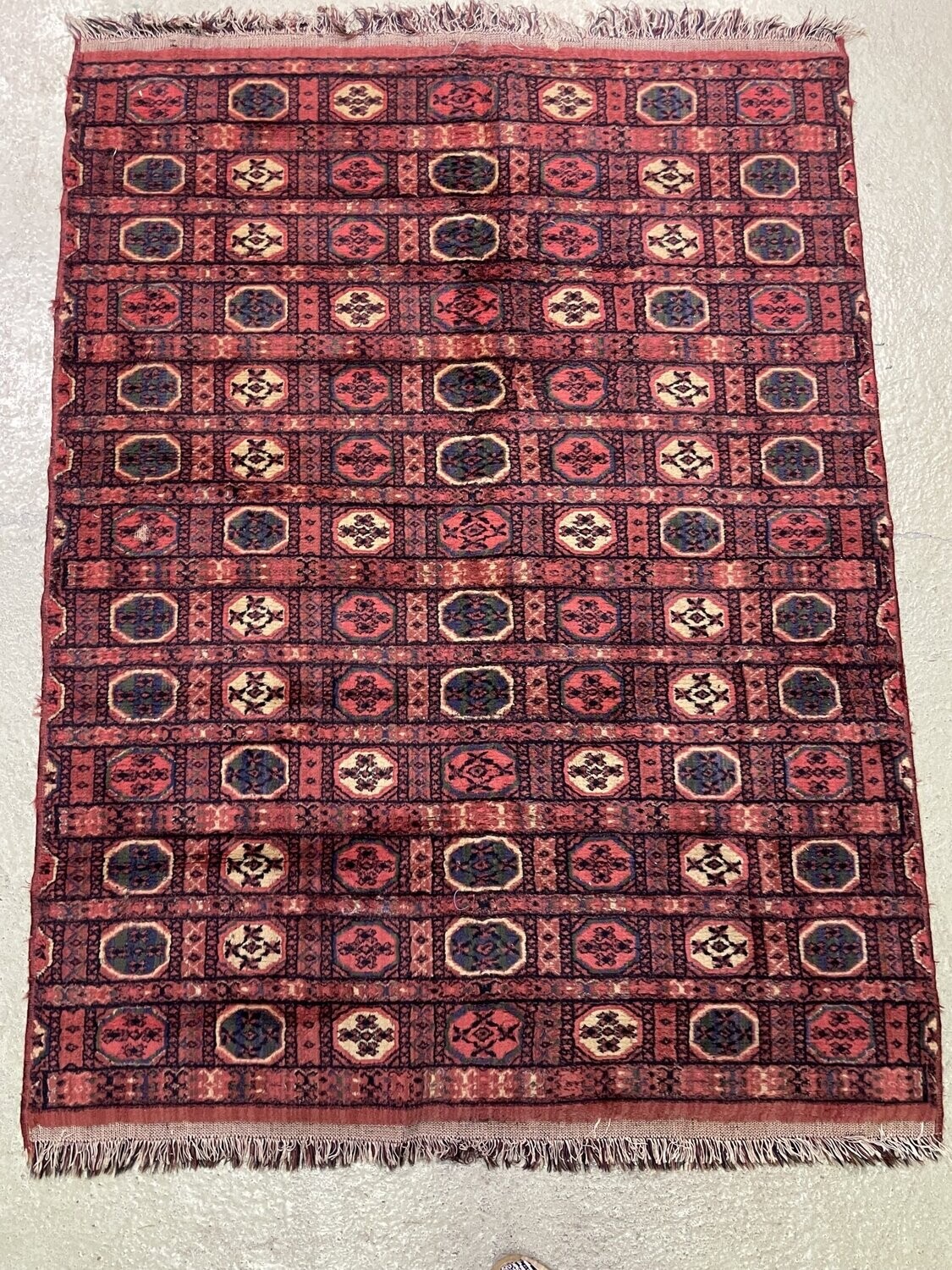 Tapis en laine à fond rouge et décor géométrique - 184 x 136 cm