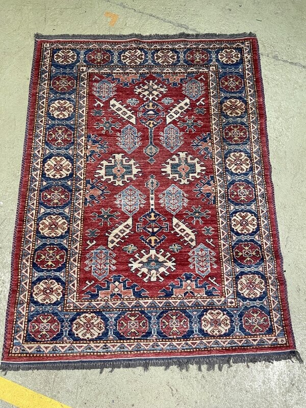 Tapis laine à fond rouge - 165 x 120 cm