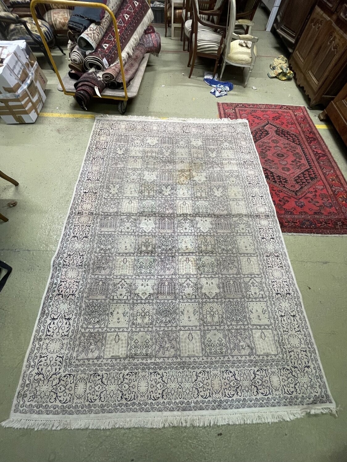 Tapis en soie à décor floral rose et crème  - 227 x 207 cm