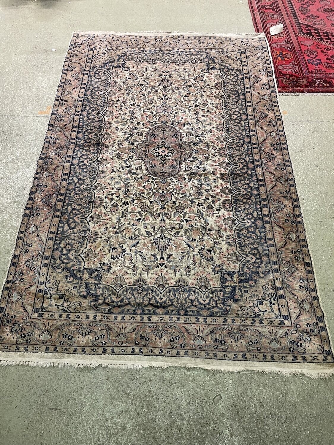Tapis laine à décor de rosace centrale et feuillages sur fond crème - 244 x 153