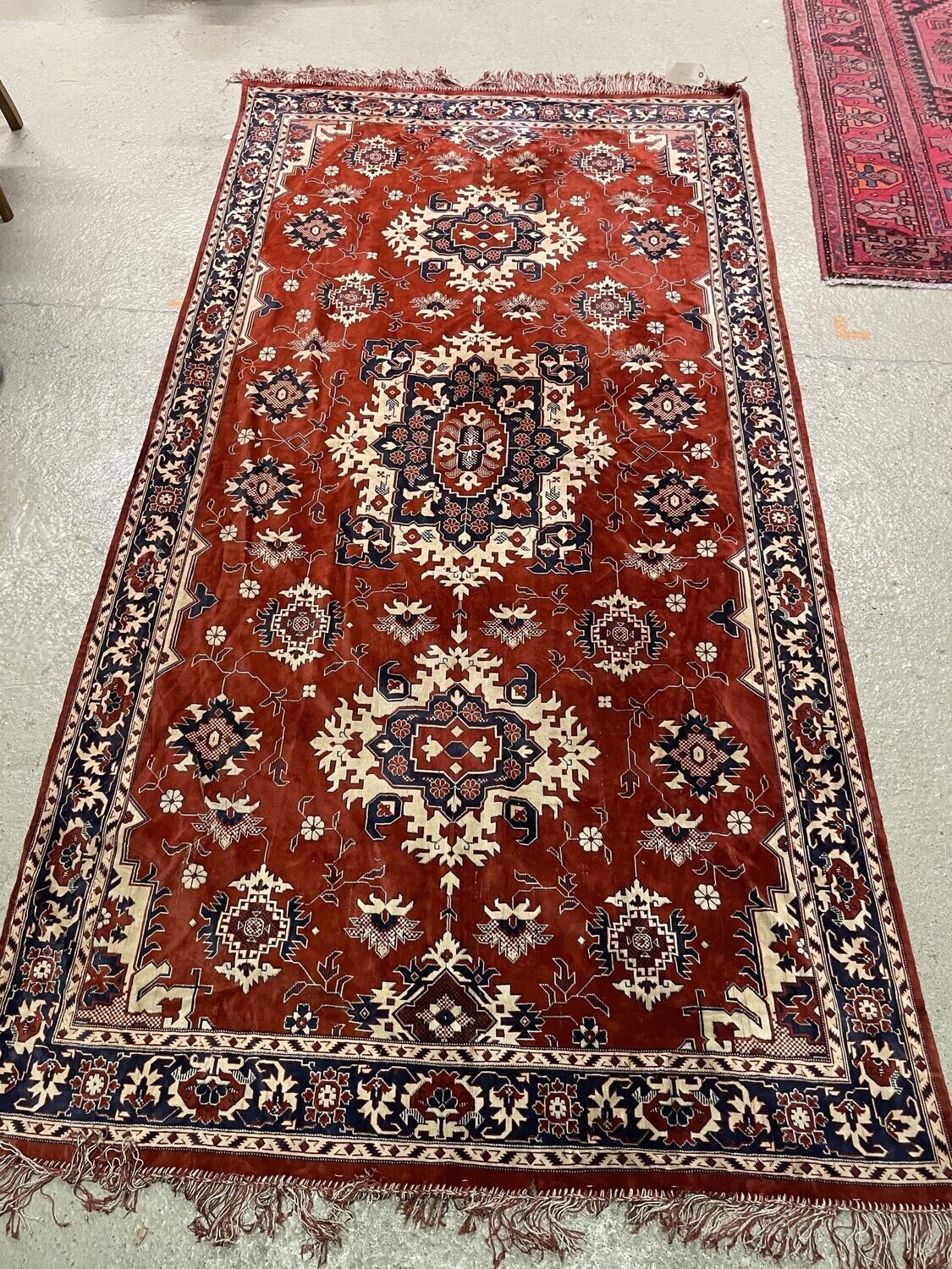 Tenture à motifs géométriques sur fond rouge - 290 x 140 cm
